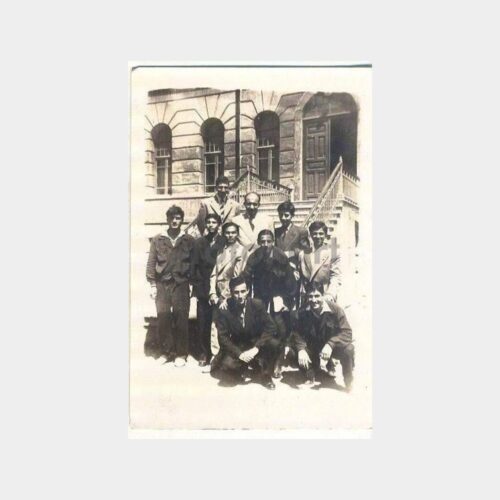 Lise Önünde Grup Öğrenciler Fotoğraf