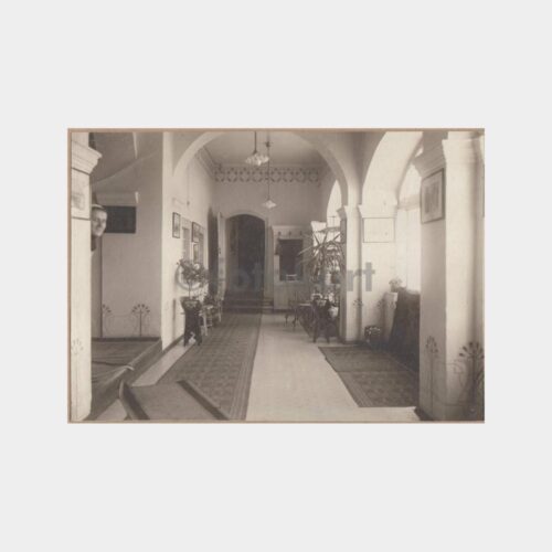 1928 Okul Salonu Halı Döşeme Konulu Fotoğraf