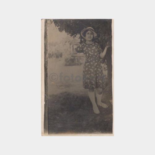 1940 Şapkalı Kız -Ağacın Altı- Fotoğraf