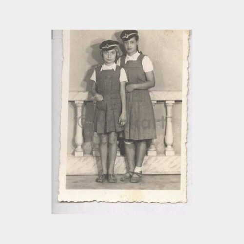 Şapkalı Liseli Kız Öğrenciler Fotoğraf