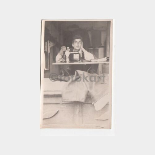 1955 Terzi Dikiş Makinesi Konulu Fotoğraf