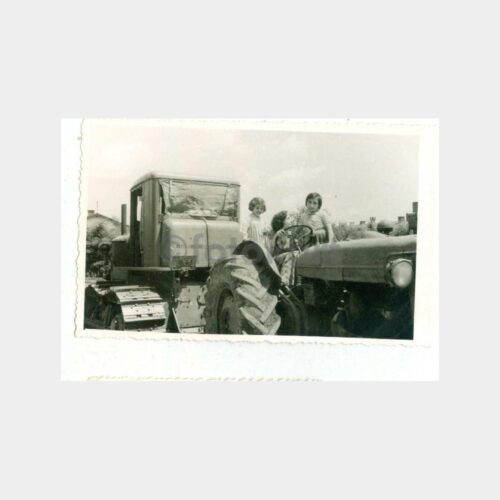 1948 Traktör Üzerinde Kızlar Fotoğraf