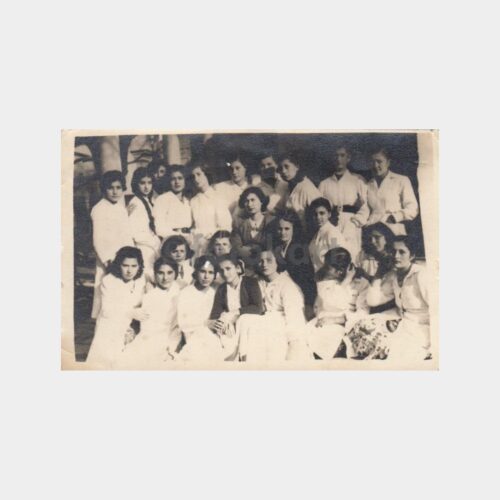 Beyaz Önlüklü Kız Öğrenciler 3 Adet Fotoğraf