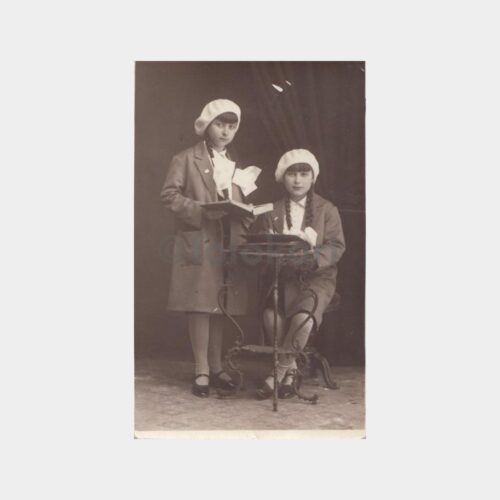 1926 Şapkalı Okuyan Kızlar Fotoğraf