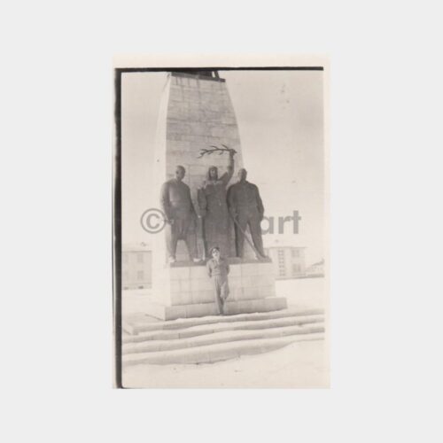 1950 Tarihi Anıt Önünde Asker Fotoğraf