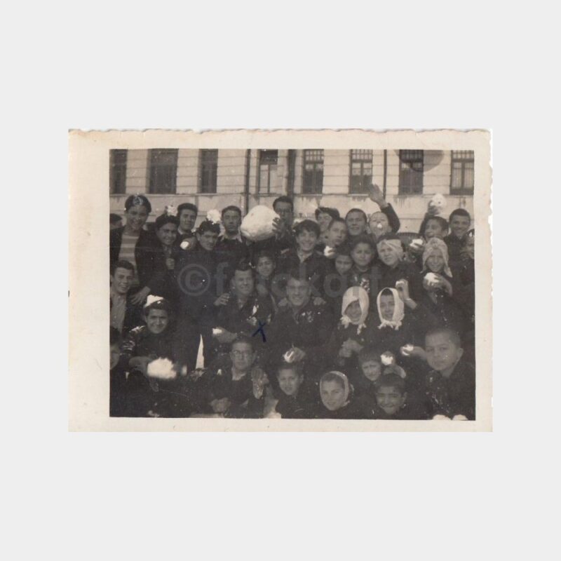 1940 Okul Bahçesi Kartopu Oynayan Grup Konulu Fotoğraf