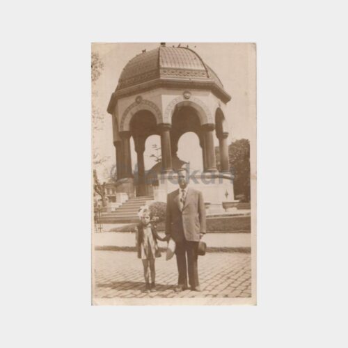 1940 Sultanahmet Alman Çeşmesi Baba Kız Fotoğraf