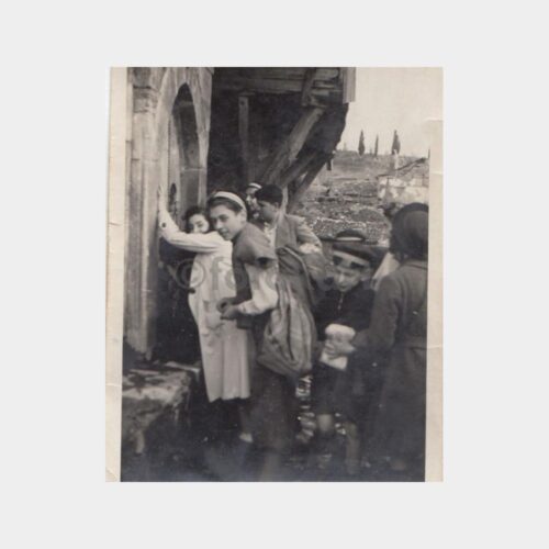 1939 Aydos Çeşmesi Önünde Grup Konulu Fotoğraf