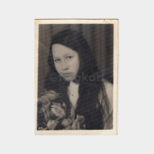 1950 Çiçek Desenli Kız Portre Konulu Fotoğraf