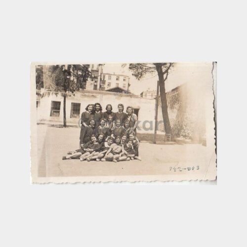 1942 Kız Öğrenciler Konulu Fotoğraf