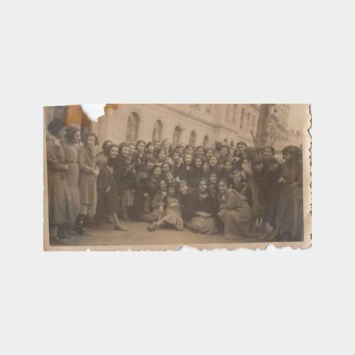 1930 Okul Önünde Kız Öğrenciler Grubu Konulu Fotoğraf