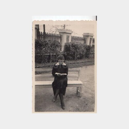 1940 Parkta Okuyan Kız Öğrenci Konulu Fotoğraf