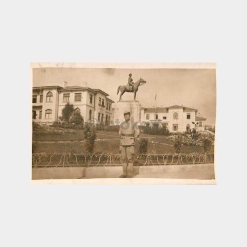 Asker Atatürk Anıtı Önünde Hatıra Fotoğraf