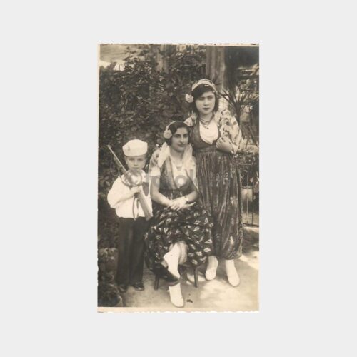 1934 Bahçede Kadınlar ve Çocuk Fotoğraf