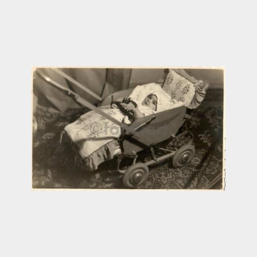 1950 Bebek Arabasında Tatlı Bir Bebek Fotoğraf