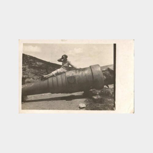 Çanakkale Topları Üzerinde Kadın Hatıra Fotoğraf