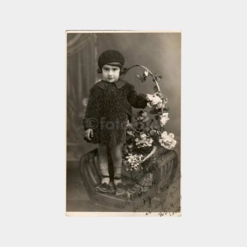 1931 Çiçeklerle Küçük Kız Stüdyo Fotoğrafı
