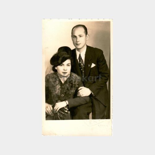 1942 Foto Rekor Şapkalı Kadın Aile Fotoğrafı