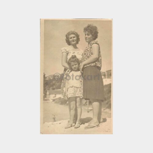 1947 İki Kadın ve Küçük Kız Dış Mekan Fotoğraf