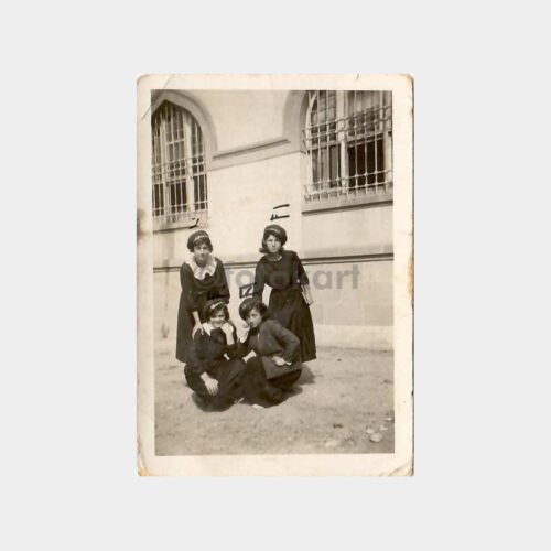 Kız Öğrenciler Okul Bahçesinde Fotoğraf