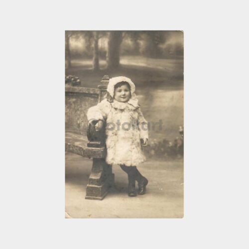 Kürklü Kız Çocuğu Stüdyo Fotoğraf