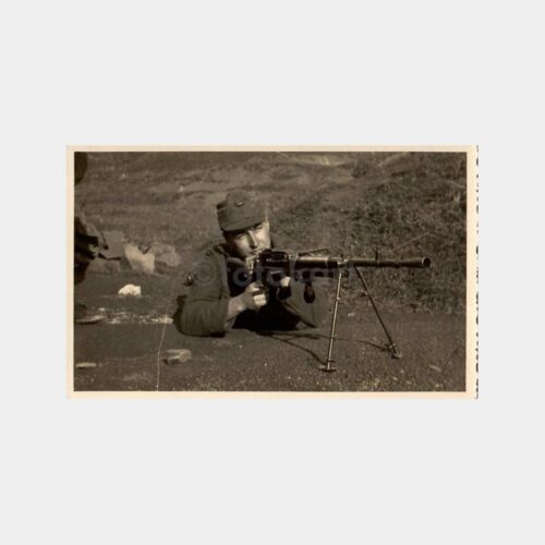 Makinalı Tüfek ile Atış Halinde Asker Fotoğraf