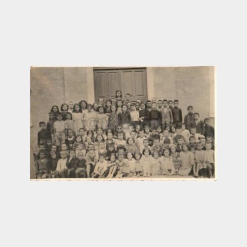 Okulda Öğrenciler Toplu Fotoğraf