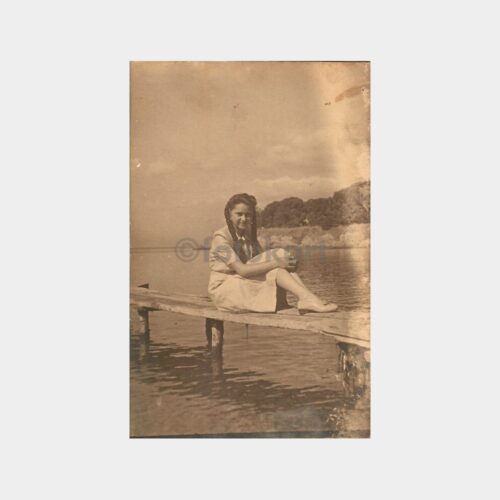 1948 Suadiye İskelede Oturan Genç Kız Fotoğraf