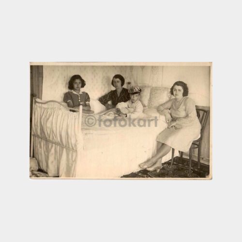 Sünnet Çocuğu Ailesiyle Fotoğraf