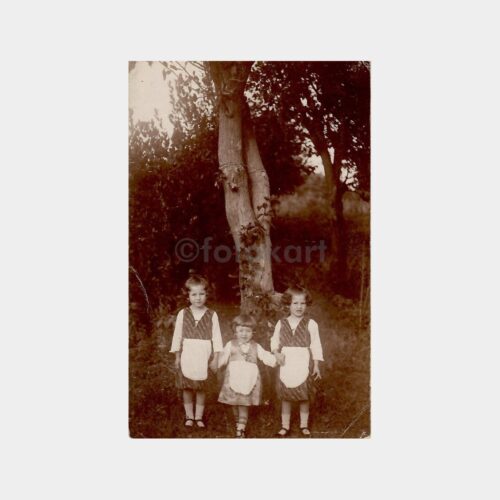 Bahçede Önlüklü Üç Kız Kardeş Fotoğraf