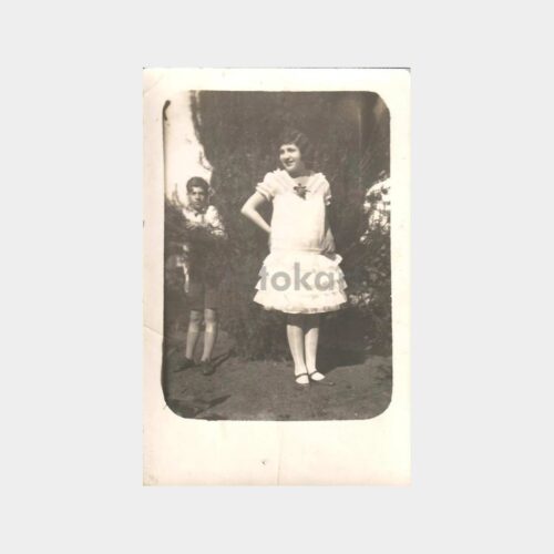 Beyaz Elbiseli Genç Kız ve Çocuk Dış Mekan Fotoğraf