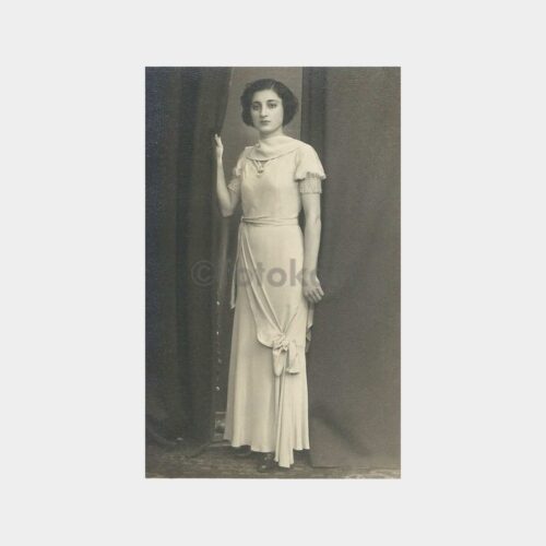 1936 Beyaz Elbiseli Şık Bir Kadın Fotoğrafı