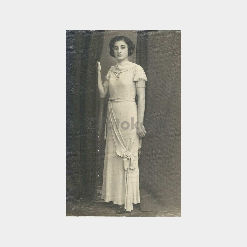 1936 Beyaz Elbiseli Şık Bir Kadın Fotoğrafı