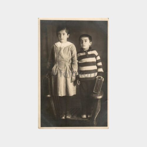 Çantalı Küçük Öğrenciler Stüdyo Fotoğraf