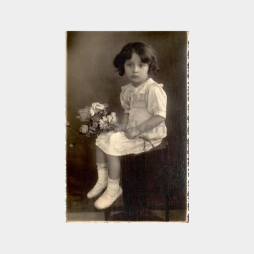 Çiçekli Küçük Kız Stüdyo Fotoğraf