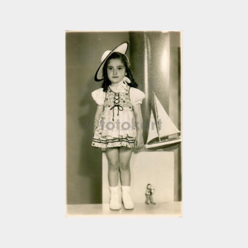 Çok Güzel Elbiseli Şık Küçük Kız Fotoğraf