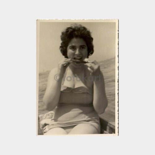 Denizde Balık Yiyen Kadın Fotoğraf