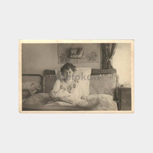 Doğum Sonrası Anne Yatağında Fotoğraf