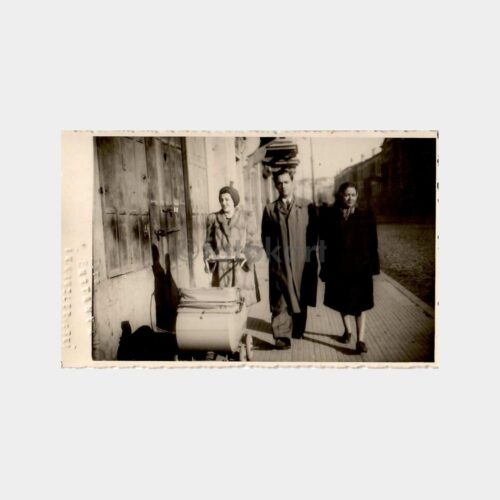 1943 Enstansta Bebek Arabalı Kadın ve Ailesi Fotoğraf