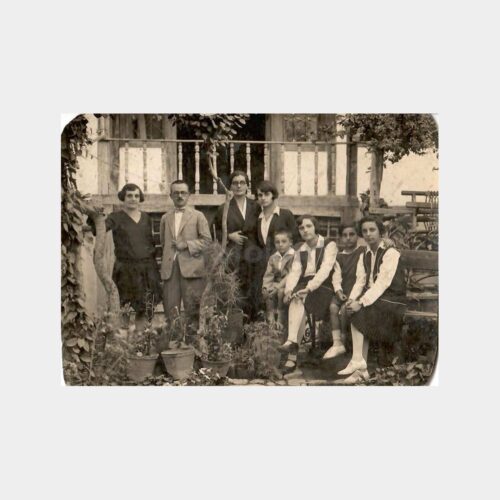 Evin Bahçesinde Çocuklarıyla Aile Fotoğrafı