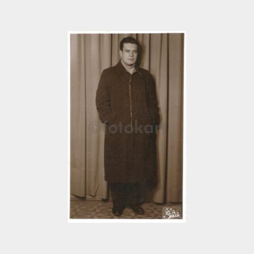 Foto Sadi Paltolu Bir Beyefendi Fotoğraf