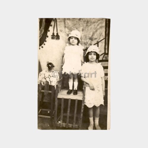 Güzel Giysili İki Kız Kardeş Fotoğraf
