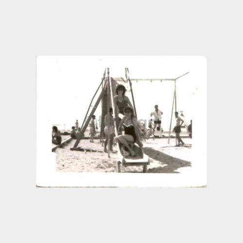 1960 İnciraltı Plaj Parkında Kadınlar Fotoğraf