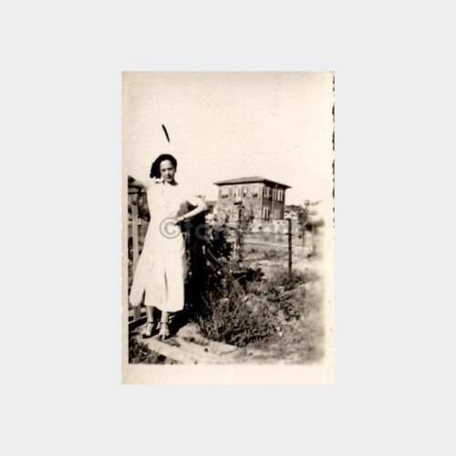 Kadın ve Çiftlik Evi Fotoğraf