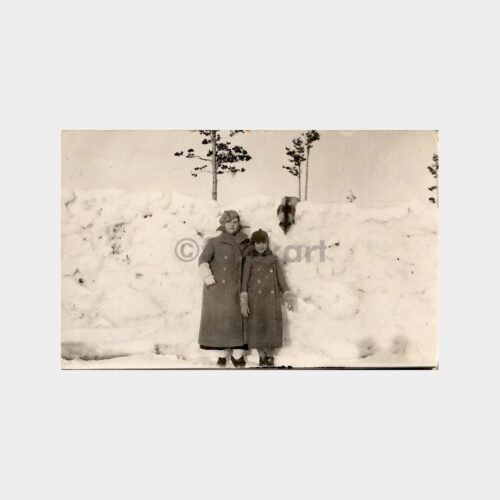 Kadın ve Genç Kız Karlar Arasında Fotoğraf