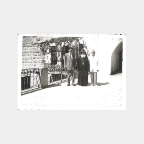 1955 Kilise Önünde Papazla Fotoğraf