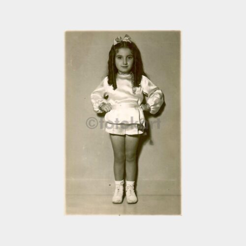 Mini Etekli Özel Tasarım Elbiseli Küçük Kız Fotoğraf