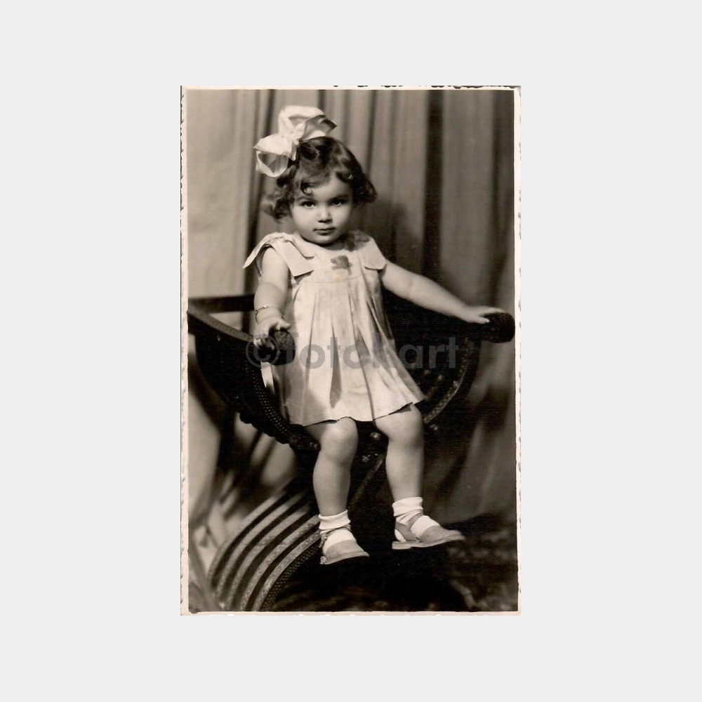 Minyatür Sandalyede Oturan Kız Çocuk Fotoğraf