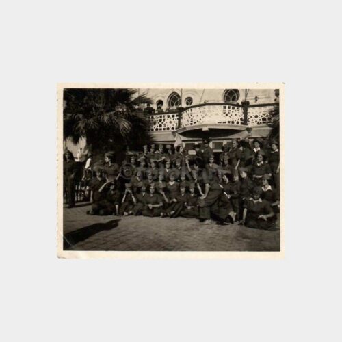 Orduevi Bahçesinde Kızlar Toplu Fotoğraf