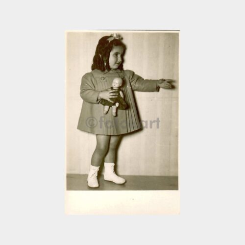 Özel Elbiseli Oyuncak Bebeğiyle Kız Fotoğraf